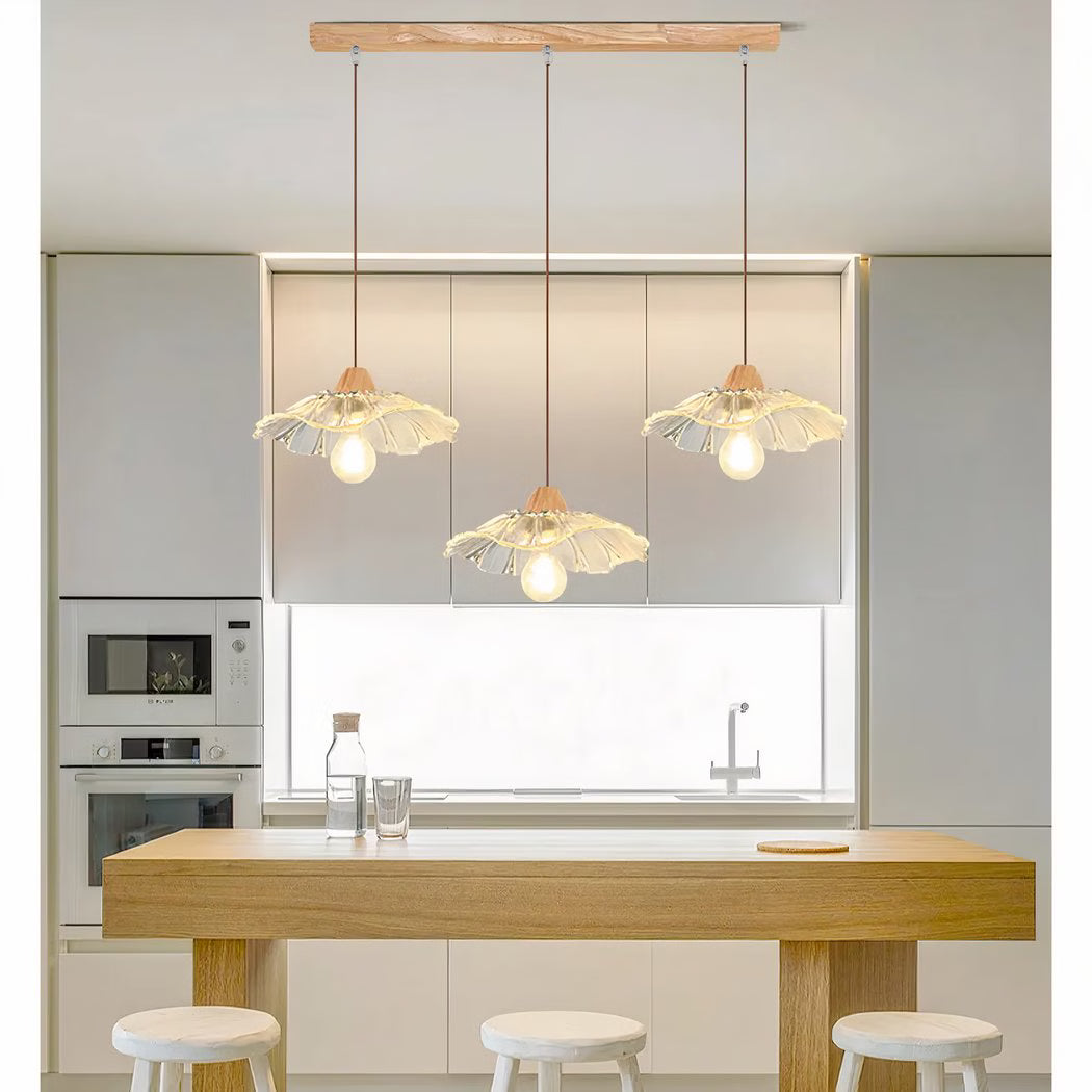 Kronleuchter aus Holz und Glas mit drei blumenförmigen Anhängern